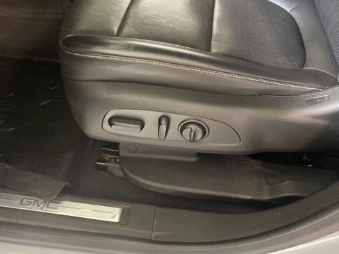 Used 2023 GMC Acadia SLT w/ LPO, Floor Liner Package FWD image 10