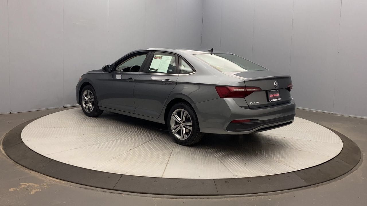 Used 2024 Volkswagen Jetta SE FWD image 3