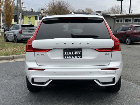 Used 2023 Volvo XC60 B5 Plus image 21