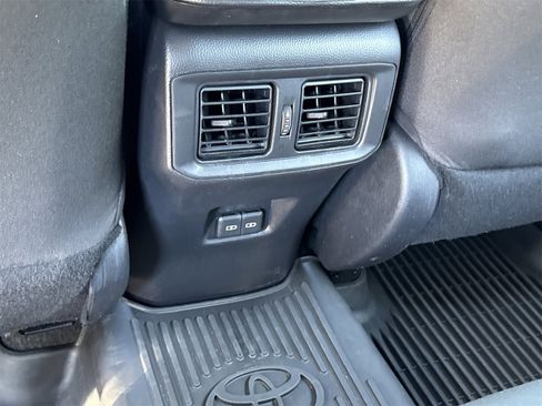 Used 2022 Toyota RAV4 SE w/ Convenience Package image 11