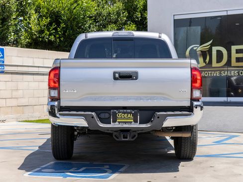 Used 2021 Toyota Tacoma SR5 AWD/4WD image 9