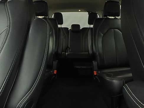 Used 2024 Chrysler Pacifica Touring-L FWD image 13