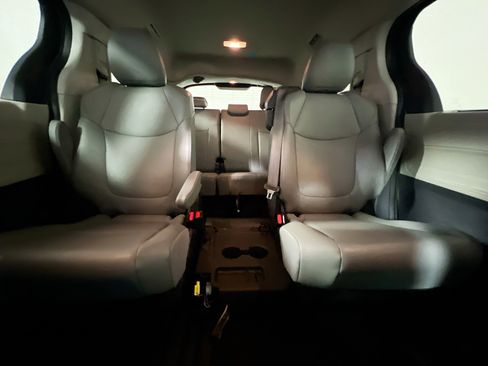 Used 2023 Toyota Sienna XLE image 33