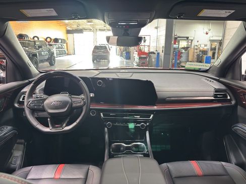 Used 2025 Chevrolet Traverse RS image 15