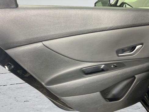 Used 2022 Hyundai Elantra Limited w/ Cargo Package FWD image 11