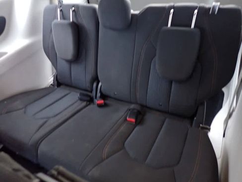 Used 2020 Chrysler Pacifica Touring image 21