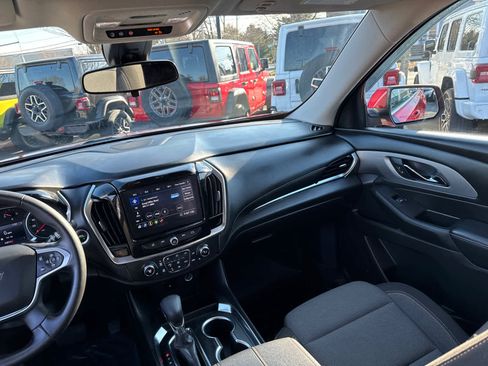 Used 2021 Chevrolet Traverse LT image 35