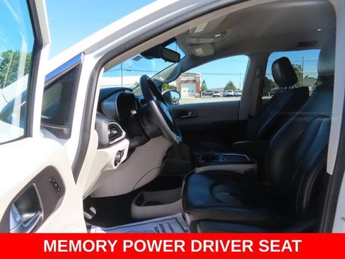 Used 2023 Chrysler Pacifica Touring-L FWD image 17