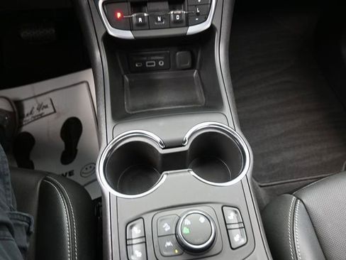 Used 2024 GMC Terrain SLT w/ Infotainment Package II image 11