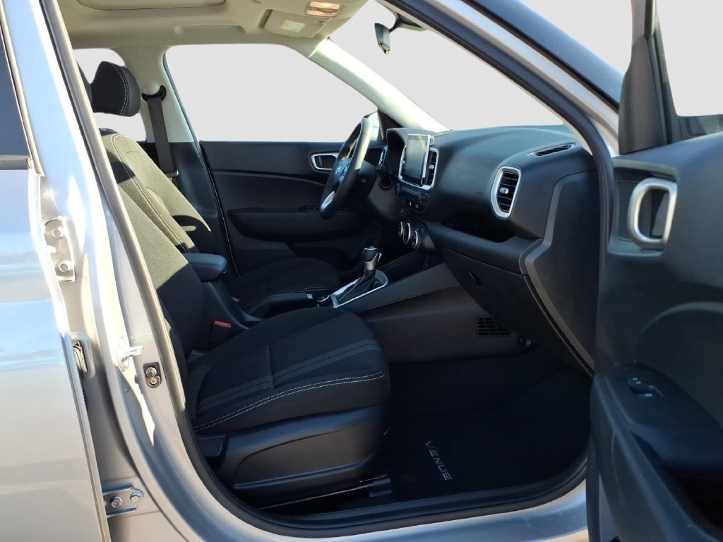 Used 2025 Hyundai Venue SEL FWD image 10