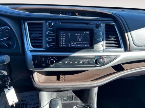 Used 2016 Toyota Highlander LE image 14