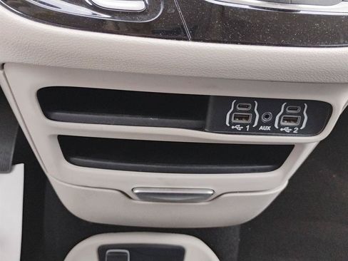 Used 2023 Chrysler Pacifica Touring-L FWD image 29