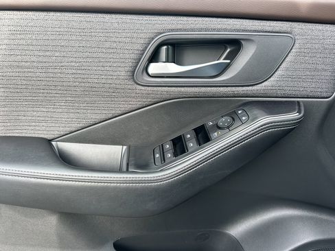 Used 2023 Nissan Rogue SV image 11