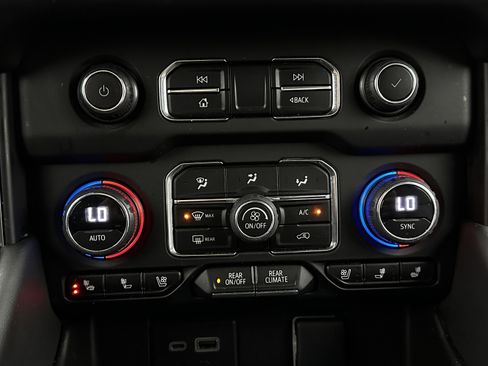 Used 2023 Chevrolet Suburban Premier image 17