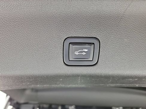 Used 2023 GMC Yukon Denali Ultimate AWD/4WD image 9