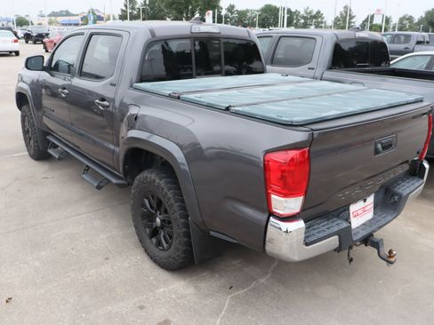 Used 2017 Toyota Tacoma SR5 RWD image 8