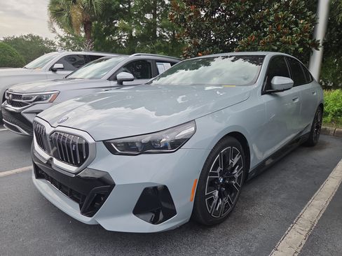 Used 2026 BMW i5 M60 w/ M Sport Package RWD image 3