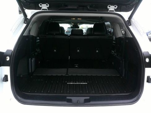 Used 2023 Toyota Highlander XLE image 29