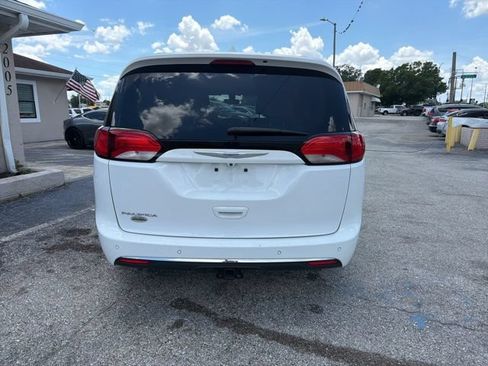 Used 2018 Chrysler Pacifica Touring-L FWD image 6