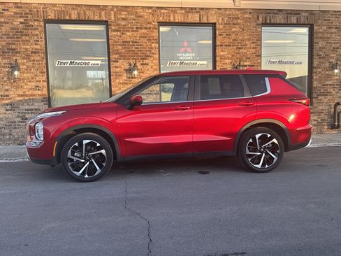 Used 2022 Mitsubishi Outlander SE image 2