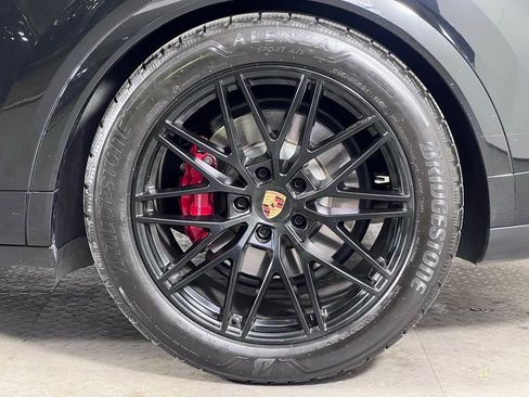 Certified 2025 Porsche Cayenne Turbo AWD/4WD image 12