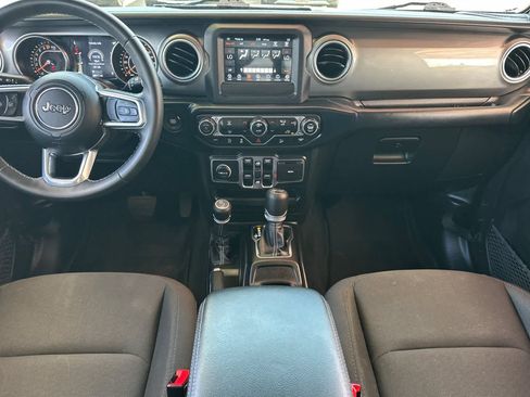 Used 2019 Jeep Wrangler Unlimited Sahara AWD/4WD image 4