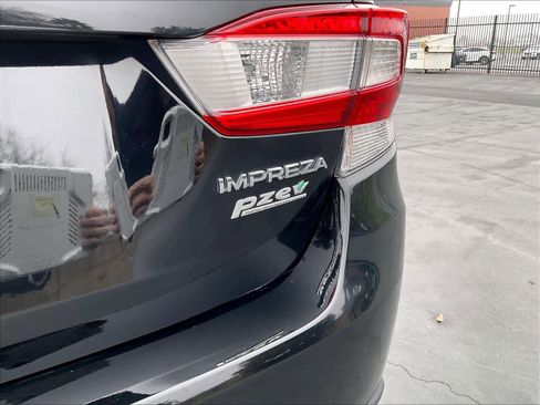 Used 2017 Subaru Impreza 2.0i Premium image 11