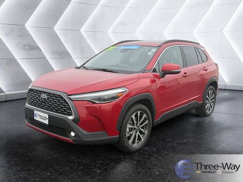 Used 2022 Toyota Corolla Cross XLE w/ Convenience Package image 1