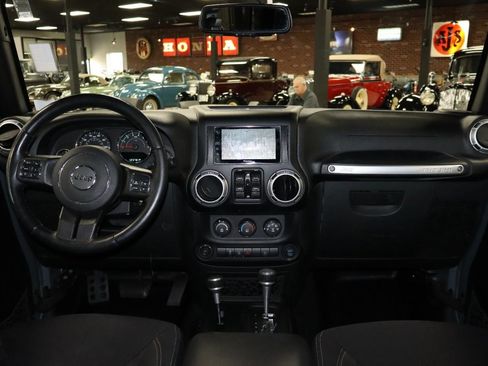 Used 2015 Jeep Wrangler Unlimited Sahara w/ Connectivity Group AWD/4WD image 12