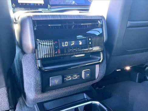 Used 2023 Jeep Wagoneer Series III w/ Premium Group I image 25