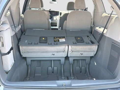 Used 2020 Toyota Sienna LE FWD image 28