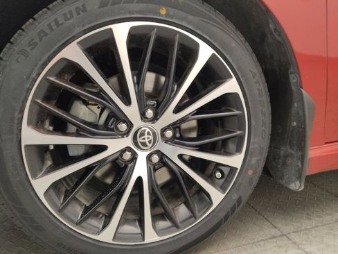 Used 2020 Toyota Camry SE w/ Sunroof Package FWD image 31