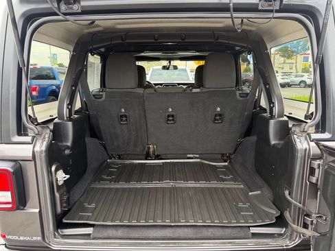 Used 2018 Jeep Wrangler Unlimited Sahara AWD/4WD image 39