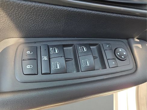 Used 2025 Chrysler Pacifica Select FWD image 16