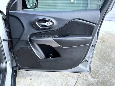 Used 2019 Jeep Cherokee Limited image 17