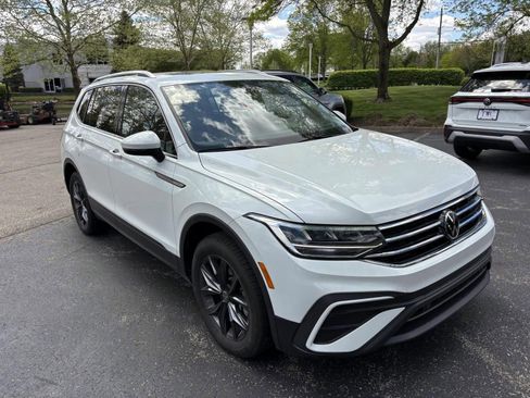 Used 2023 Volkswagen Tiguan SE w/ Panoramic Sunroof Package FWD image 3