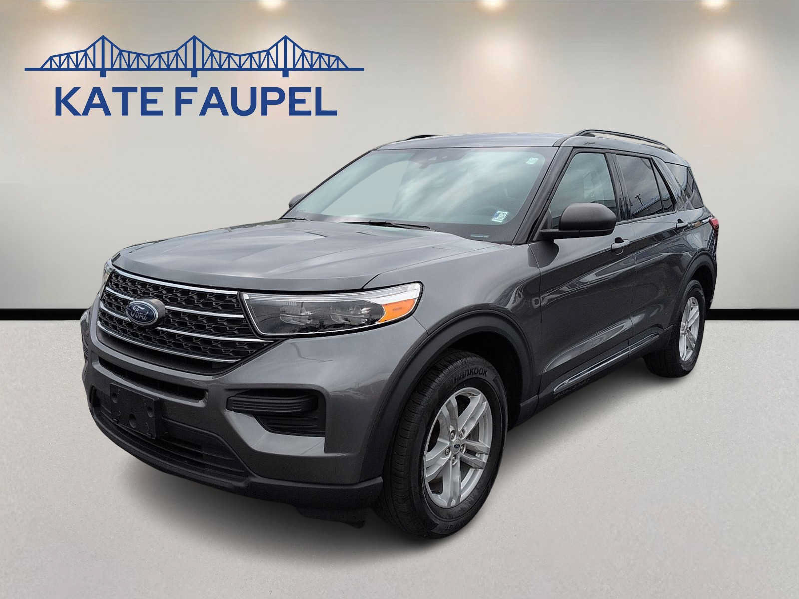 Used 2023 Ford Explorer XLT AWD/4WD image 3