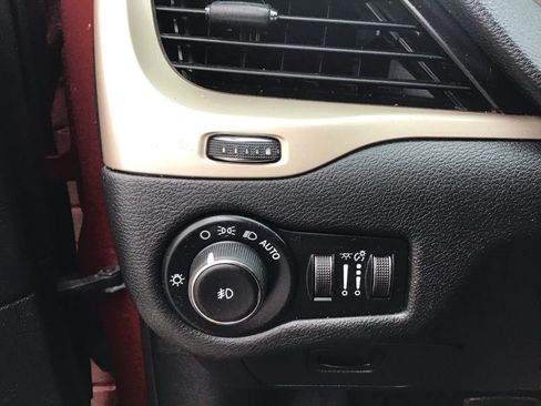 Used 2016 Jeep Cherokee Limited image 19