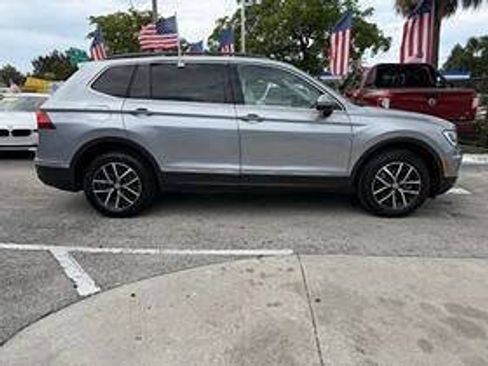 Used 2021 Volkswagen Tiguan SE w/ Panoramic Sunroof Package AWD/4WD image 4