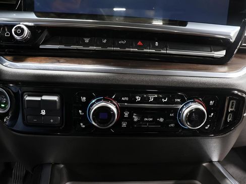 Used 2024 GMC Sierra 2500 SLT w/ SLT Convenience Package image 9