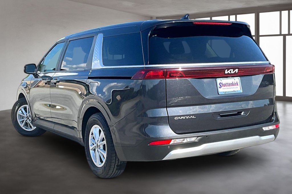 Used 2024 Kia Carnival LX FWD image 4