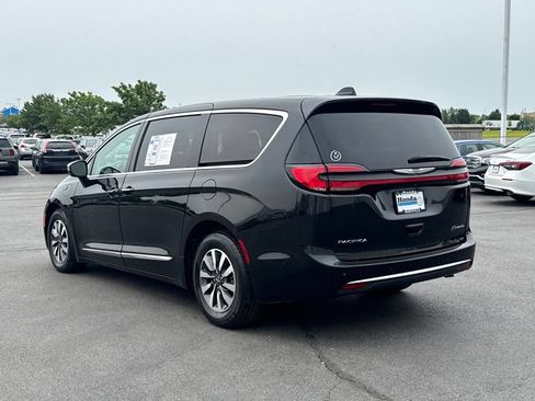 Used 2022 Chrysler Pacifica Limited FWD image 3