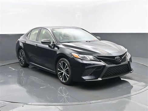 Used 2018 Toyota Camry SE image 3