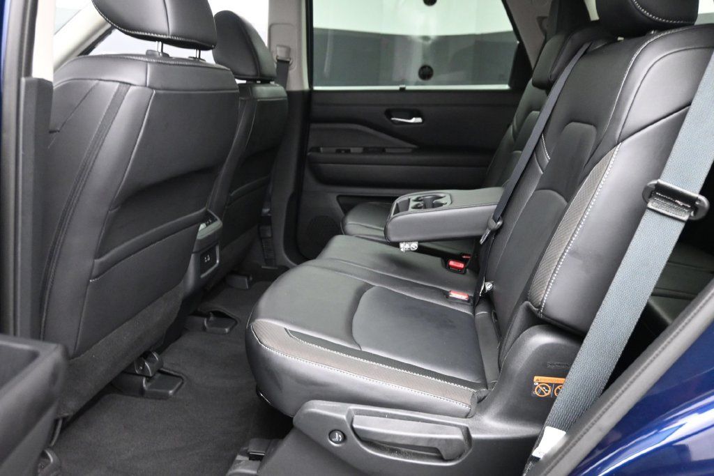 Used 2025 Nissan Pathfinder SL AWD/4WD image 14