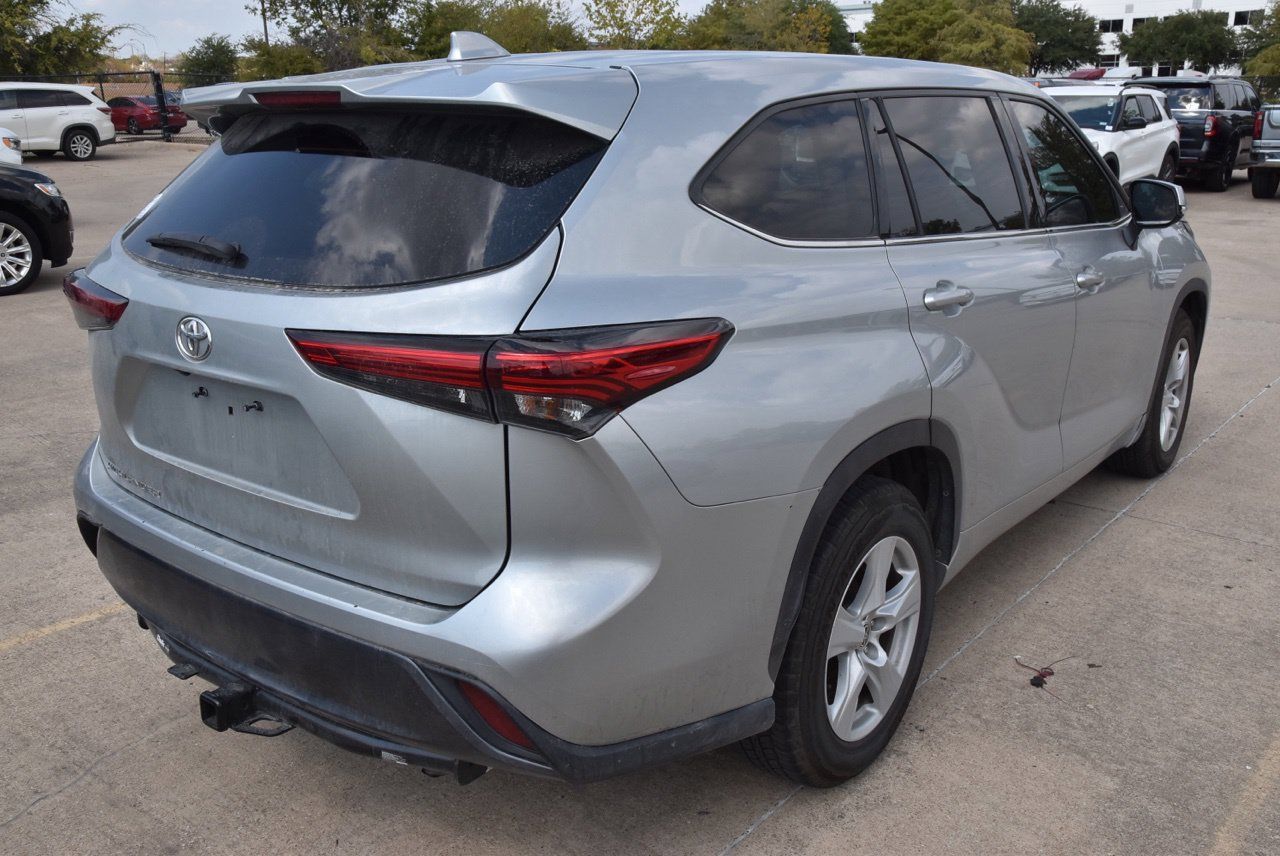 Used 2021 Toyota Highlander L FWD image 5