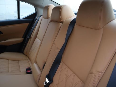 Used 2025 Nissan Sentra SV w/ SV Premium Package image 40