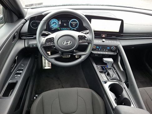 Certified 2025 Hyundai Elantra SEL image 11