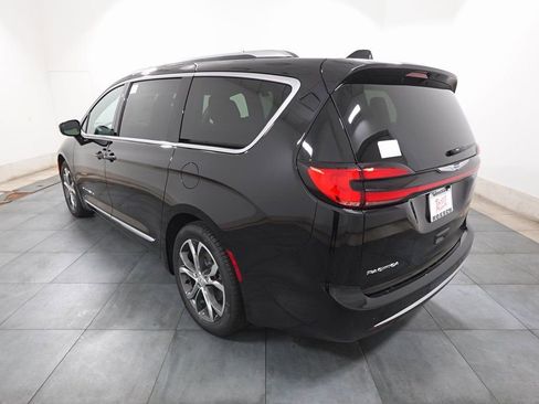 New 2026 Chrysler Pacifica Pinnacle image 3