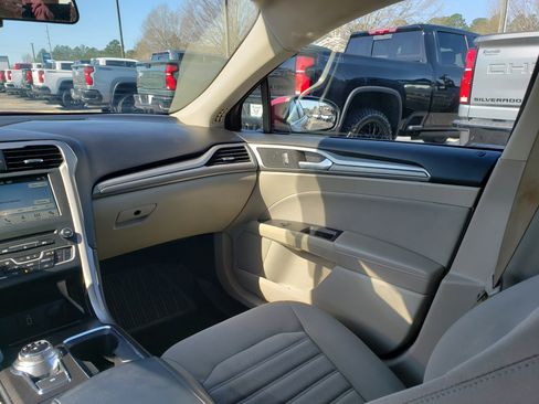 Used 2018 Ford Fusion SE w/ Fusion SE Technology Package FWD image 33