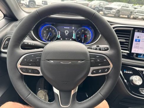 Used 2027 Chrysler Pacifica Select AWD/4WD image 33